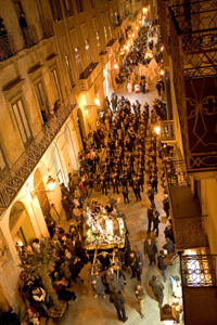 Apollon/Alamy una calle llena de gente festejando durante la temporada navideña