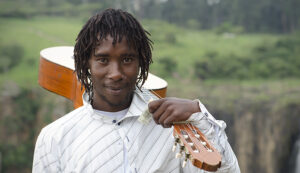 Africa Rising/Shutterstock.com un músico tradicional dedicado a compartir su talento