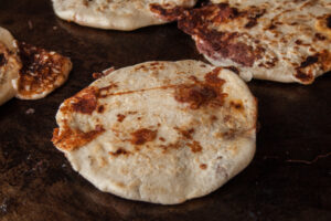 darqdesign/Shutterstock.com unas pupusas salvadoreñas tradicionales 