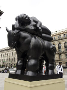 Dave MoyerUna escultura de Botero con su estilo típico 