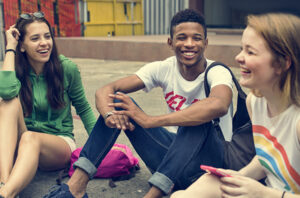  ©Brand X Pictures/PunchStock Un grupo de amigos conversando en un parque 