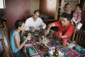 Hola Images/Getty Images Una familia goza de una cena dominical. 